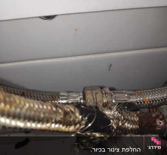 צינורות מתכת מחוברים עם חלודה ונזק